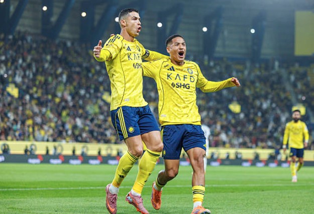 اهدای جام طلایی به کریستیانو رونالدو (عکس)