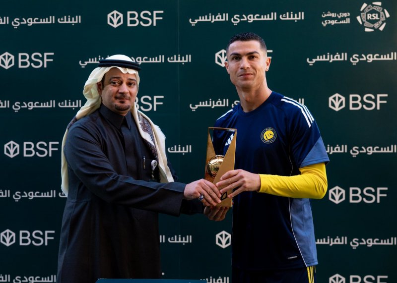 اهدای جام طلایی به کریستیانو رونالدو (عکس)